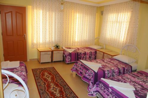 
A bed or beds in a room at Beyaz Kale Hotel
