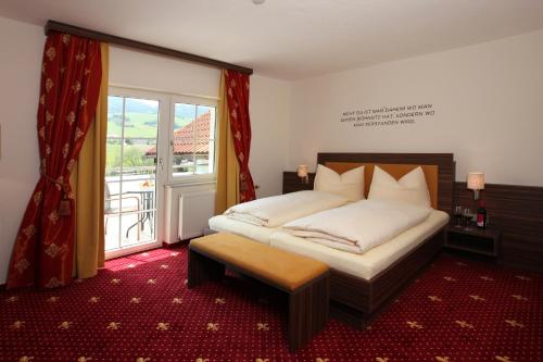 Una cama o camas en una habitación de Gasthof - Restaurant Hubertushof
