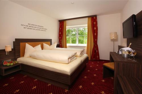 Un pat sau paturi într-o cameră la Gasthof - Restaurant Hubertushof