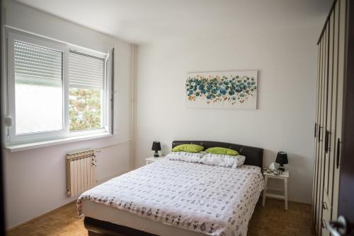 - une chambre blanche avec un lit et 2 fenêtres dans l'établissement Apartment Dawn, à Velika Gorica