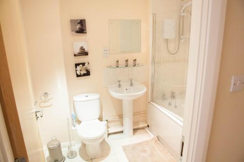 La salle de bains est pourvue de toilettes et d'un lavabo. dans l'établissement East Village City Center Luxury Apartment, à Liverpool