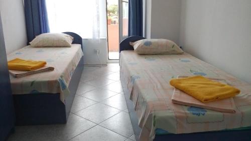 ツァレヴォにあるApartment 4のベッド2台が隣同士に設置された部屋です。