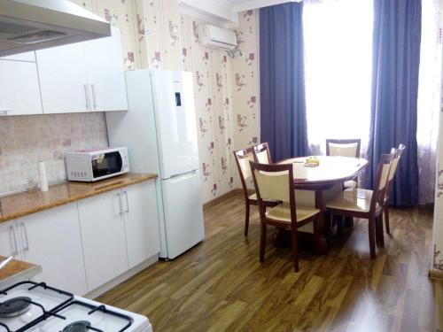 Ett kök eller pentry på Bishkek Maximus Apartament 2