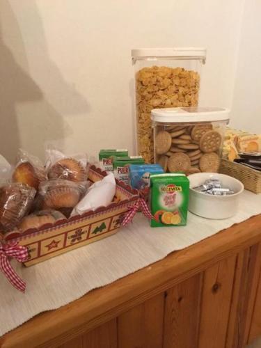 blat z chlebem i innymi środkami spożywczymi w obiekcie Le sorelle gemelle B&B w mieście Teramo