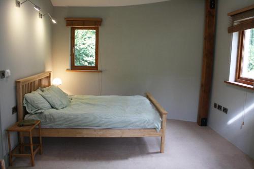 um quarto com uma cama num quarto com uma janela em Hemp Cottage em Crossgar