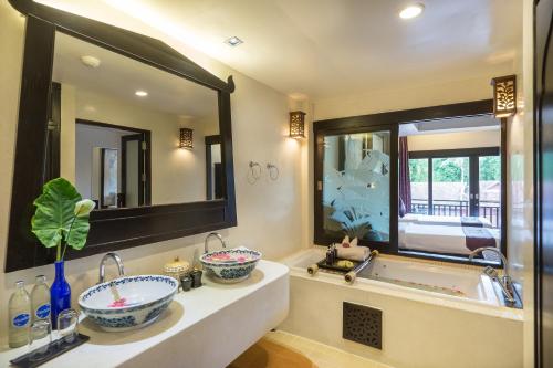 Dara Samui Beach Resort Adult Only في شاطئ تشاوينغ: حمام به مغسلتين وحوض استحمام