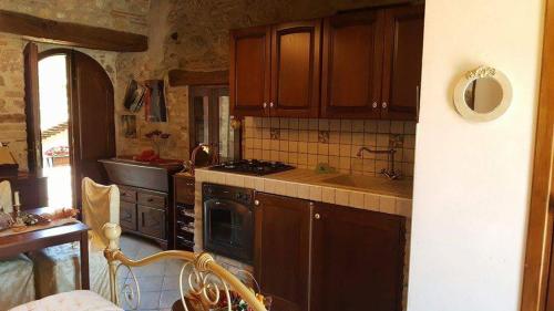 Een keuken of kitchenette bij B&B La Casetta sul Lago
