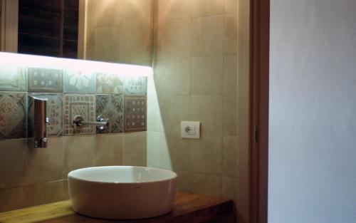 カルドナッツォにあるAgriturismo Verdecrudoのバスルーム(カウンターに白い洗面台付)