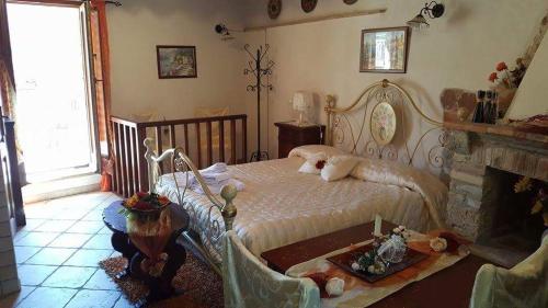 um quarto com uma cama e uma lareira em B&B La Casetta sul Lago em Colle di Tora