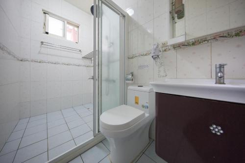 a bathroom with a toilet and a sink and a shower at Fire Island Guest House in Green Island