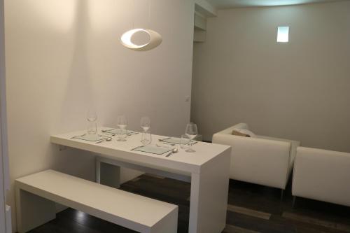 スコペッロにあるAzzurra Tresorの白いテーブル(ワイングラス付)