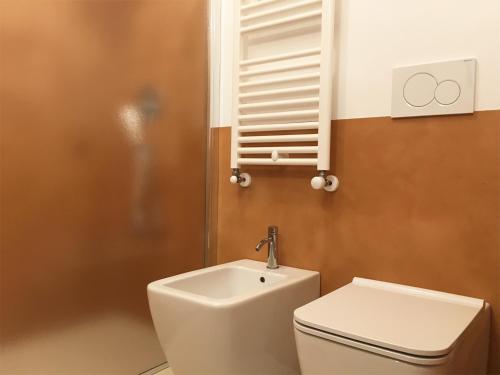 トリカーゼにあるCasa Liquilabのバスルーム(トイレ、洗面台付)