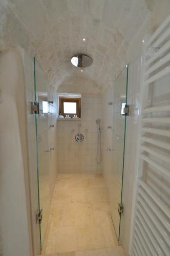 Un baño de Suite Curcuma