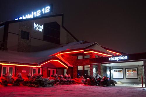 a group of motorcycles parked in front of a building at Hôtel-Motel 1212 in Degelis