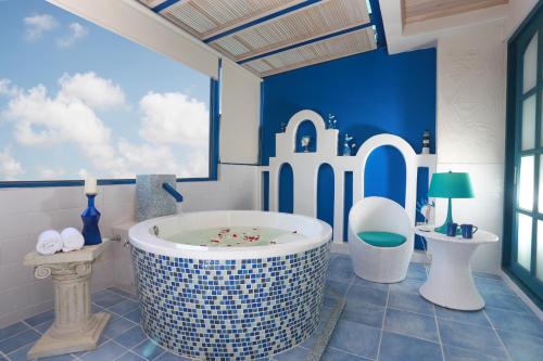 礁溪鄉的住宿－喜芃民宿 ，蓝色和白色的浴室设有浴缸