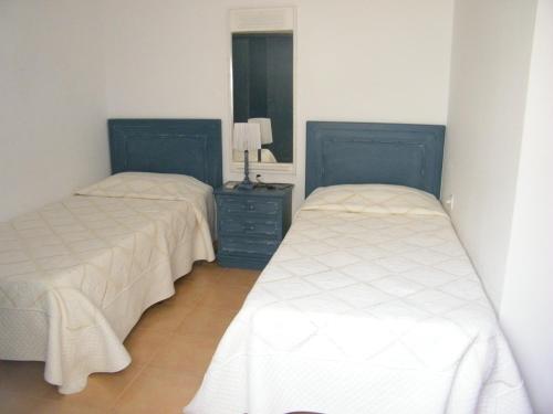 ネルハにあるNerja Medina E1のベッド2台が備わる客室で、