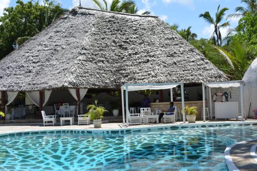 Bazén v ubytování Kilili Baharini Resort & Spa nebo v jeho okolí