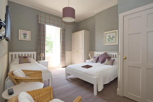 Llit o llits en una habitació de Sherwood Guest House