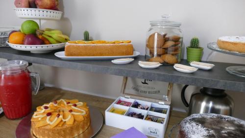 een plank met taarten en andere etenswaren erop bij B&B Fusorario in Catania