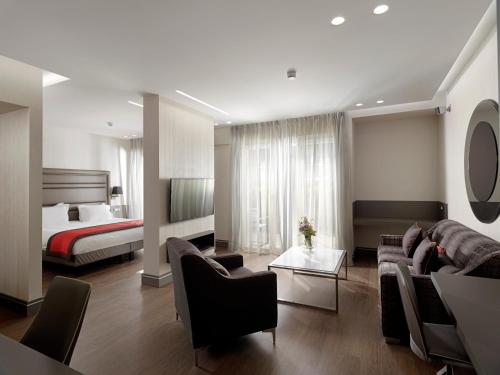 Postel nebo postele na pokoji v ubytování Holiday Suites