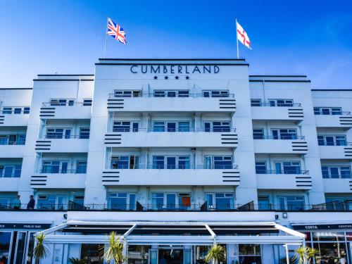 un edificio con dos banderas encima en Cumberland Hotel - OCEANA COLLECTION, en Bournemouth