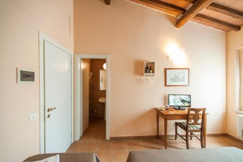 sypialnia z biurkiem i krzesłem w pokoju w obiekcie Villa Tuscany Siena w Sienie