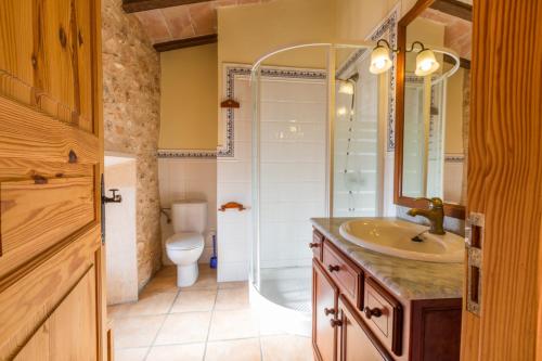 A bathroom at Casa Rural Sa Sorda