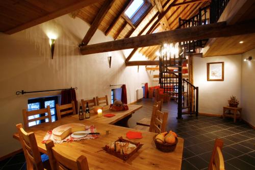 une salle à manger avec une table en bois dans un bâtiment dans l'établissement Chez le Marquis du Pontet, à Valloire