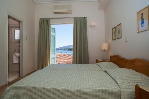 Ένα ή περισσότερα κρεβάτια σε δωμάτιο στο Hotel Saron