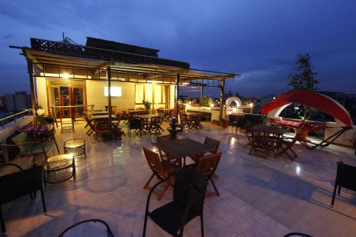 un patio con tavoli e sedie sul tetto di Hotel Celeste Ethiopia ad Addis Abeba