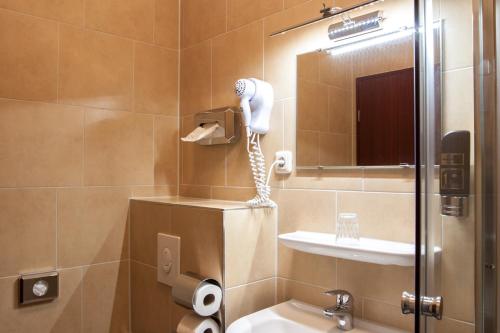 Kylpyhuone majoituspaikassa Hotel-Pension ODIN