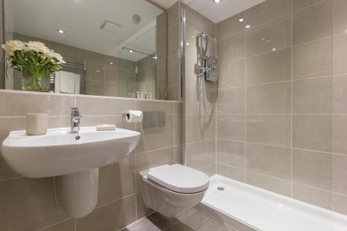 a bathroom with a sink and a toilet and a shower at Citystay - The Dales in Cambridge