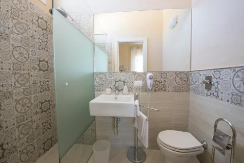 bagno con lavandino e servizi igienici di Vela Latina Affittacamere a Marsala