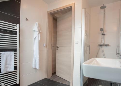 溫特貝格的住宿－Apartment Am Gerkenstein 29-M, Winterberg-Neuastenberg，浴室配有白色水槽和浴缸。