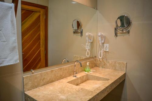 圖托亞的住宿－Pousada Jagatá，一间带水槽和镜子的浴室