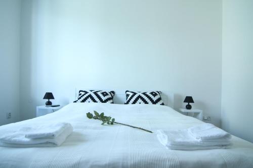 białe łóżko z ręcznikami na górze w obiekcie Apartman Amanda w Podiebradach