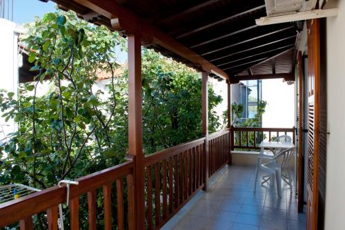 En balkon eller terrasse på Pansion Matoula