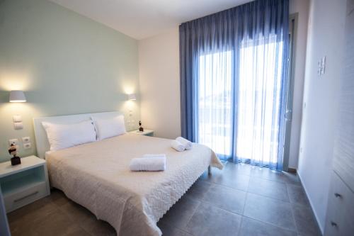 une chambre avec un lit avec deux serviettes dessus dans l'établissement Casa Sivota, à Sivota