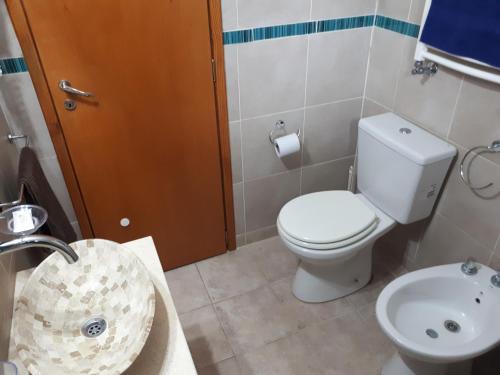 y baño con aseo y lavamanos. en Altos de la Reserva en Costa del Este