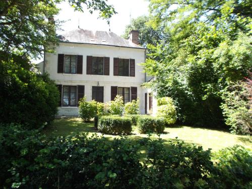 een oud huis midden in een tuin bij VILLA ESPERANZA Suite de 2 à 4 personnes proche Zoo de Beauval et châteaux de La Loire in Valençay