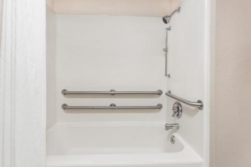 Bilik mandi di Super 8 by Wyndham Athens