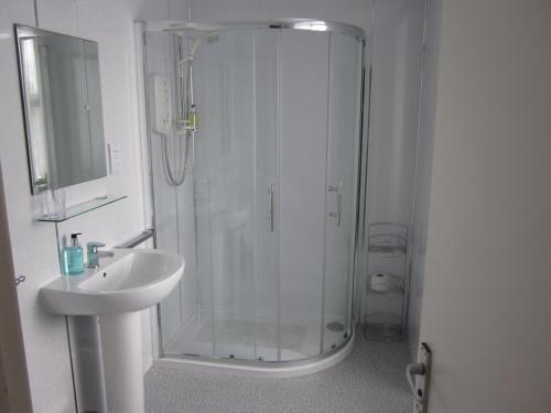 een badkamer met een douche en een wastafel bij Station Hotel Portsoy in Portsoy