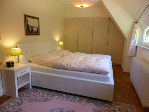 Un pat sau paturi într-o cameră la Haus Malerwinkel