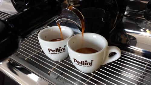 two cups of coffee on a drying rack at Hotel Postumia in Dossobuono
