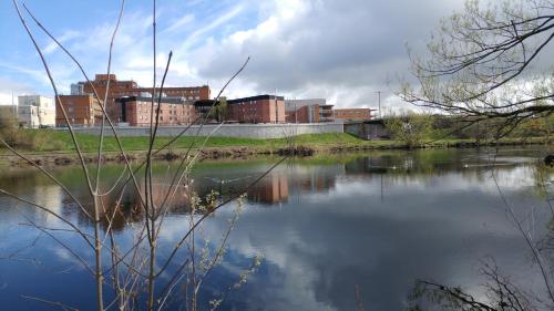 a view of a river with buildings in the background at Motel de l'Outlet in Magog-Orford