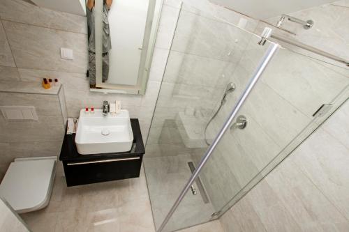 Ein Badezimmer in der Unterkunft Hotel Alkima