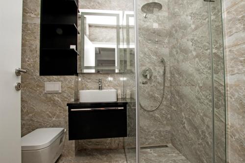 Ein Badezimmer in der Unterkunft Hotel Alkima