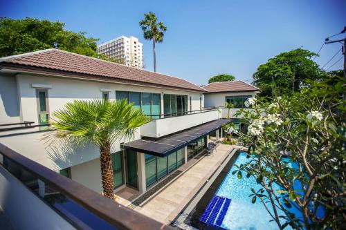 an aerial view of a house with a swimming pool at Villa Navin Premiere Pool Villa in Jomtien Beach