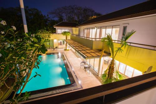 einen Blick über einen Pool in einem Haus in der Unterkunft Villa Navin Premiere Pool Villa in Jomtien Beach