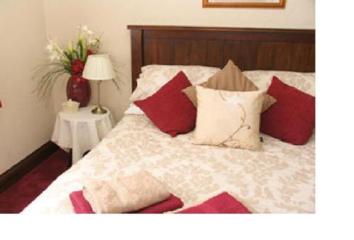 Un pat sau paturi într-o cameră la The White Hart Hotel